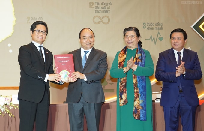Thủ tướng Nguyễn Xuân Phúc công nhận các sáng kiến và chương trình hành động của cộng đồng doanh nghiệp. Ảnh: VGP