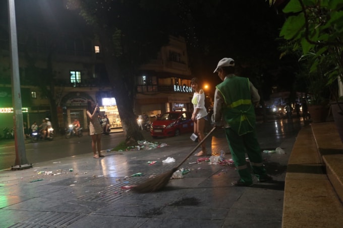 Rác thải ở khắp mọi nơi mà các bạn trẻ vẫn hồn nhiên vô tư chụp ảnh sống ảo. 