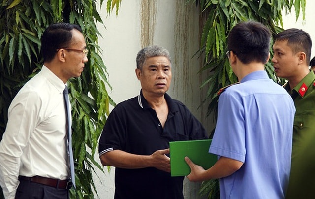 Tài xế Doãn Quý Phiến (áo đen) tại buổi thực nghiệm sáng 13/9 tuy nhiên vắng mặt bà Nguyễn Bích Quy. Ảnh TL.