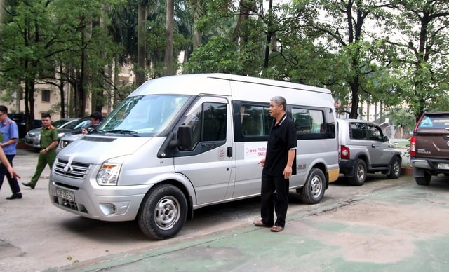 Ông Phiến đứng từ xa bấm khóa từ sau khi xuống xe mà không kiểm tra bên trong. Ảnh TL.