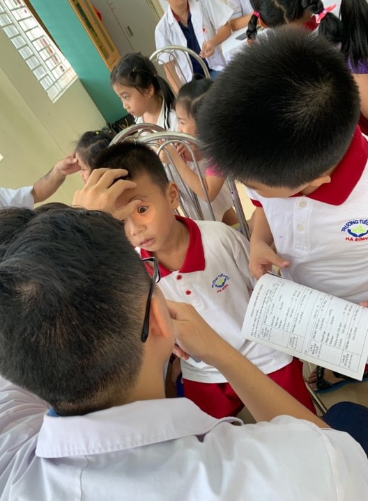 Sáng nay 13/9, các bác sĩ đang tiến hành khám sức khỏe cho học sinh trường tiểu học Hạ Đình, khu vực bán kính cách 500 trong vụ cháy Công ty bóng đèn, phích Rạng Đông. Ảnh: tienphong