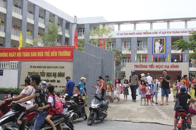 Học sinh trường Tiểu học Hạ Đình tan trường. Ảnh: TL