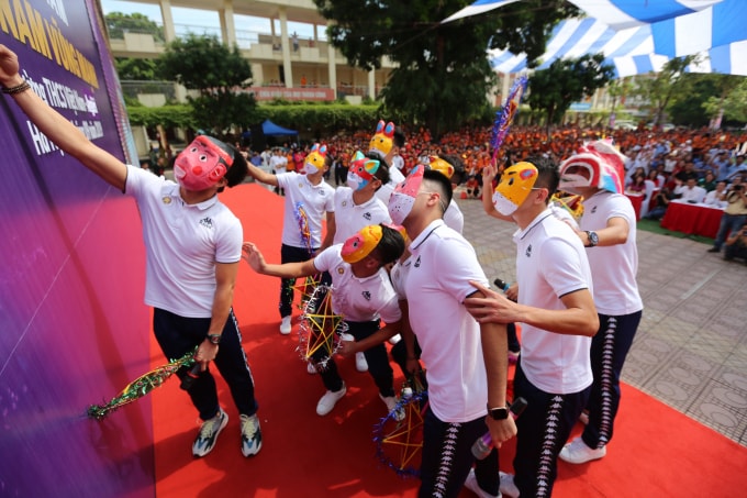 Selfie một chút trước khi chương trình bắt đầu với diện mạo khác lạ.
