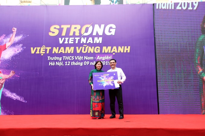 Đại diện BLĐ CLB Bóng đá Hà Nội tặng quà cho nhà trường để sắm giáo cụ thể chất cho các em học sinh.