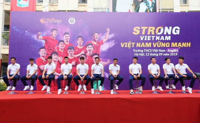 11 cầu thủ đã có thời gian giao lưu truyền cảm hứng vui vẻ và ý nghĩa với các bạn học sinh.