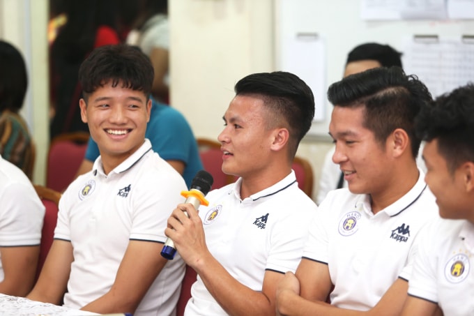 Trước khi bắt đầu chương trình, các cầu thủ đã có khoảng thời gian giao lưu ngắn, vui vẻ...
