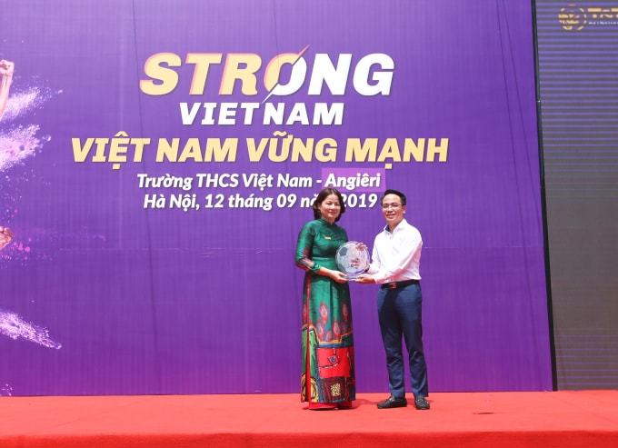 Đại diện Tập đoàn T&T Group trao quà lưu niệm cho Hiệu trưởng nhà trường.