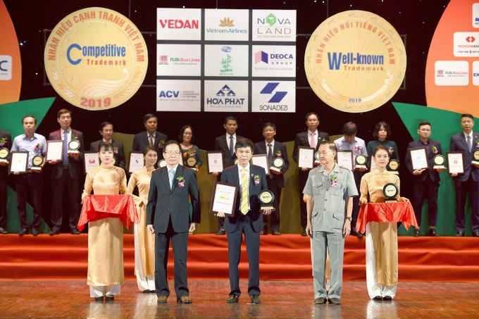 Ông Nguyễn Hữu Thắng – Đại diện Nam A Bank nhận giải thưởng “Nhãn hiệu nổi tiếng Việt Nam 2019”