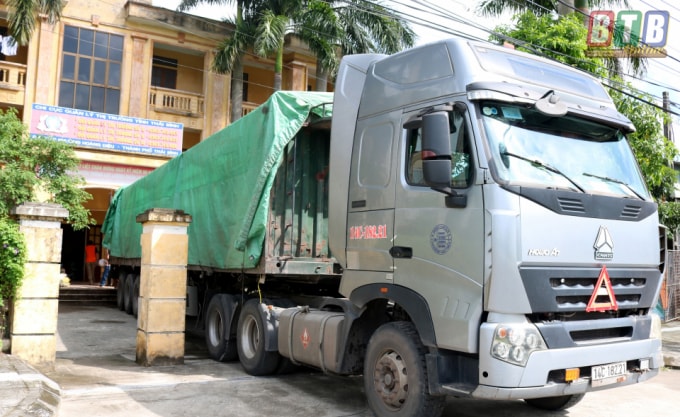 Phát hiện 01 xe đầu kéo chở 12 tấn phụ tùng, máy móc có dấu hiệu vi phạm. Ảnh BTB