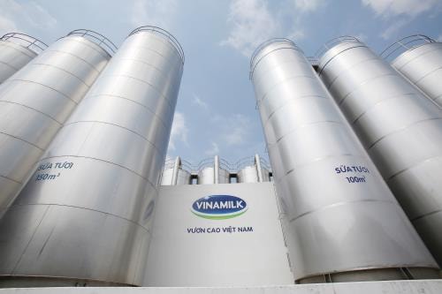 Hệ thống bồn chứa sữa tươi nguyên liệu tại siêu nhà máy sữa Việt Nam của Vinamilk tại Bình Dương