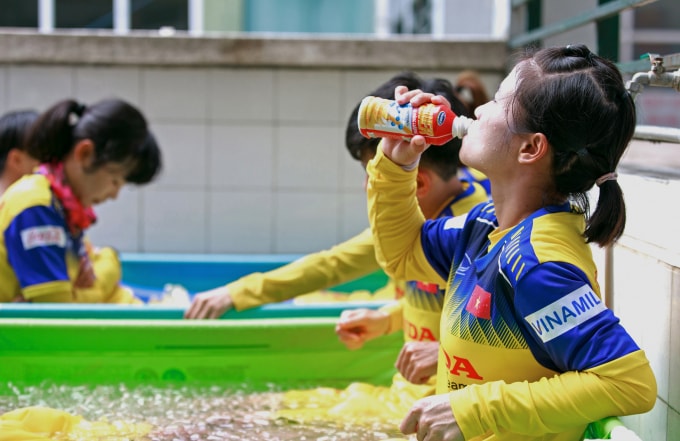 Sản phẩm sữa tươi 100% của Vinamilk được sử dụng tại các buổi tập luyện giúp các cầu thủ có đầy đủ dưỡng chất và năng lượng