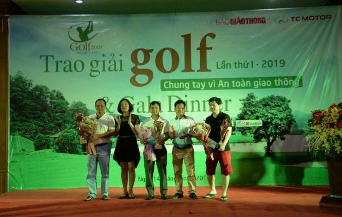 Bà Nguyễn Thị Hồng Nga, Phó Tổng Biên tập Báo Giao thông và ông Nguyễn Văn Hường, Phó Tổng Biên tập Báo Giao thông trao giải cho các golfer nhì các bảng