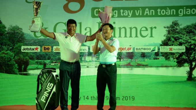 Tổng Biên tập Báo Giao thông trao giải Best Gross cho golfer Phạm Minh Phúc.