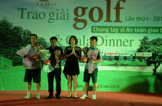 Ba golfer xếp thứ ba ở các bảng nhận cúp và phần thưởng từ BTC.