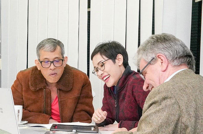 Nhà vua Maha Vajiralongkorn (trái) cùng bà Sineenat Wongvajirapakdi. Ảnh: HANDOUT/AFP/Getty Images