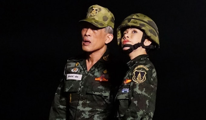 Bà Sineenat Bilaskalayani cùng Nhà vua Maha Vajiralongkorn. Ảnh: AFP