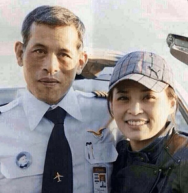 Đương kim Hoàng hậu Thái Lan cùng nhà vua Rama X thời trẻ. Ảnh: T.L