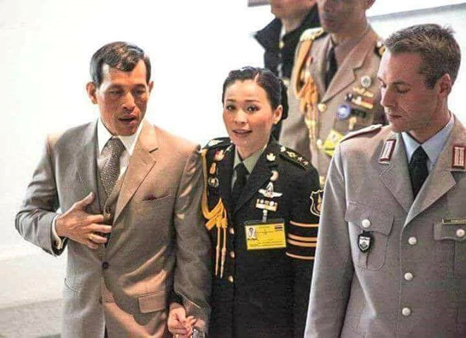 Hoàng hậu Suthida Vajirusongkorn luôn cận kề bên nhà vua trong nhiều hoạt động. Ảnh: T.L