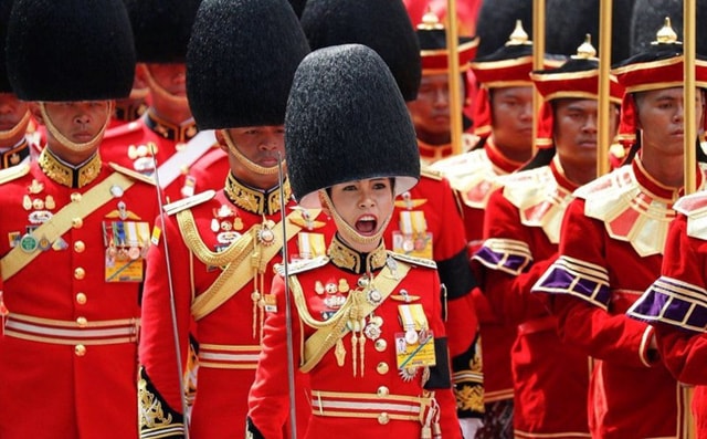 Sineenat Wongvajirapakdi tham dự một cuộc duyệt binh tại Bangkok năm 2017. Ảnh: Damir Šagolj/Reuters