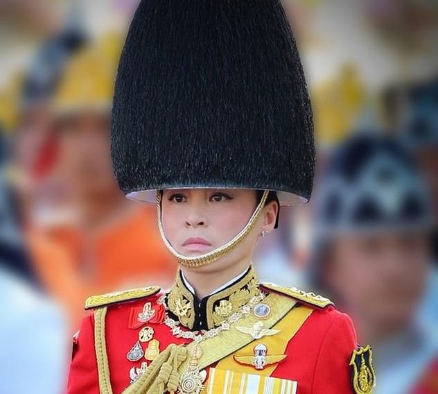 Hoàng hậu trong bộ quân phục Hoàng gia. Ảnh: T.L