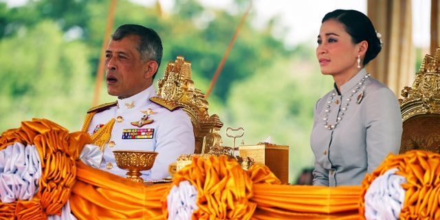 Hoàng hậu Suthida Vajirusongkorn luôn cận kề bên nhà vua trong nhiều hoạt động. Ảnh: T.L