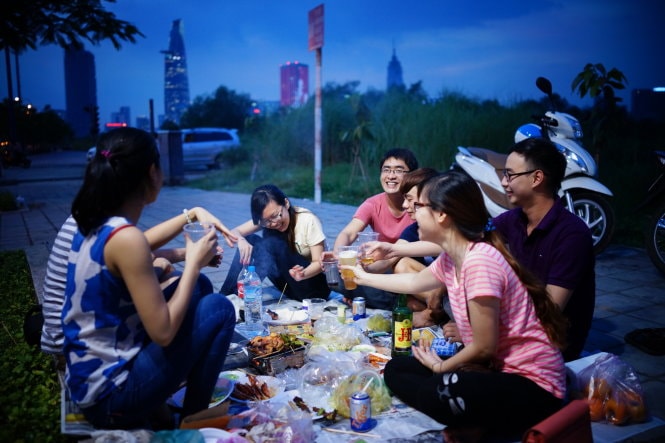 Điều 10 Luật phòng, chống tác hại của rượu, bia, quy định tại các địa điểm như công viên, sân vận động không được uống rượu, bia. Ảnh minh họa