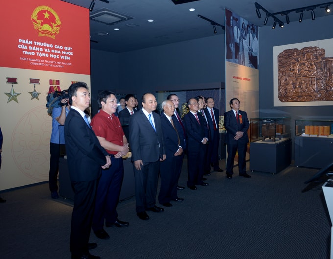 Thủ tướng Chính phủ Nguyễn Xuân Phúc và các đại biểu thăm Phòng Truyền thống của Học viện. Ảnh: MT.