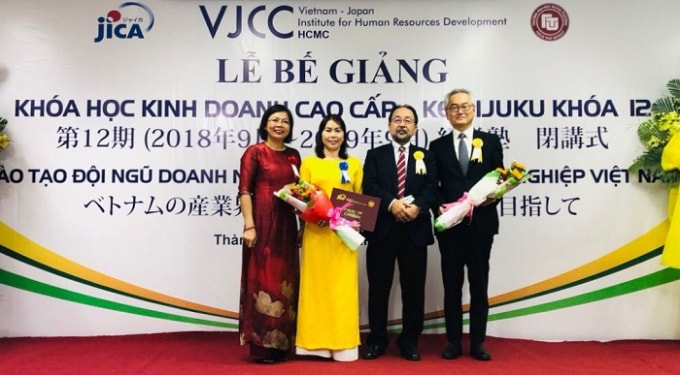 Một doanh nhân Việt Nam được Viện trưởng VJCC - TS. Nguyễn Thị Hiền và Phó Tổng lãnh sự Nhật Bản tại TP.HCM - ông Hosoya Kazunori, giám đốc VP JICA tại TP.HCM trao chứng chỉ đào tạo Keieijuku