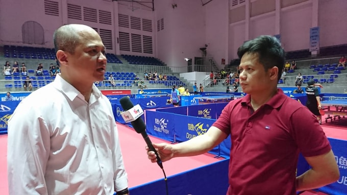 Ông Phan Anh Tuấn (áo trắng) - Tổng Thư ký Liên đoàn Bóng bàn Việt Nam trả lời phóng viên báo chí. Ảnh: Nguyễn Hùng.
