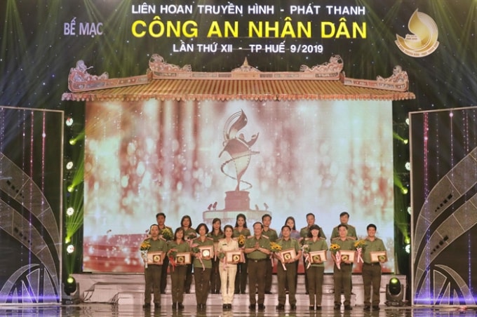 Thượng tướng Nguyễn Văn Thành, Thứ Trưởng Bộ Công an trao giải cho các đoàn có Tác phẩm báo chí Truyền hình đoạt Huy chương Vàng.