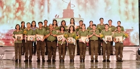 Đồng chí Phạm Quang Khải, Phó Cục trưởng Cục Truyền thông CAND, Phó TBT Báo CAND và Đại tá Lê Văn Vũ, PGĐ Công an tỉnh Thừa Thiên Huế trao Huy chương Bạc cho các tác phẩm đạt giải B Tác phẩm Nghệ thuật và Chương trình Chuyên biệt.