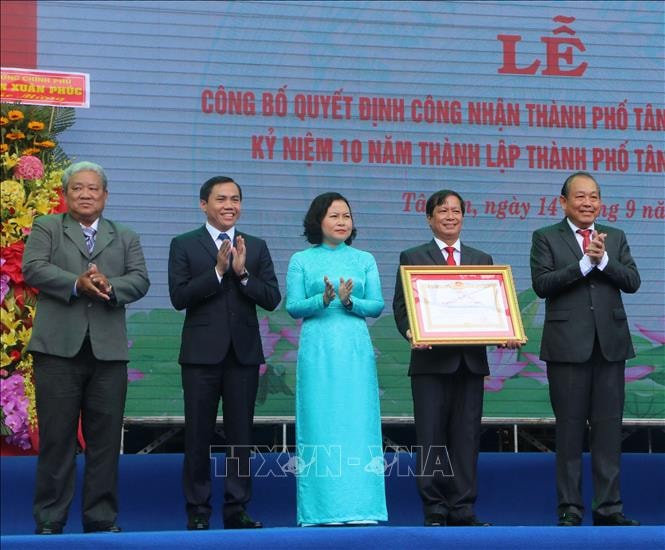 Phó Thủ tướng Thường trực Trương Hòa Bình trao Huân chương Lao động hạng Nhì của Chủ tịch nước tặng thành phố Tân An. Ảnh: TTXVN