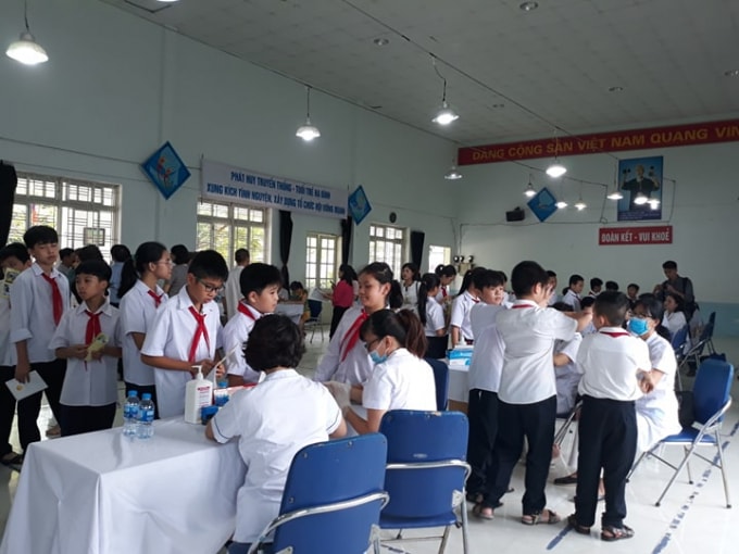 Học sinh trường Tiểu học Hạ Đình và học sinh trường THCS Hạ Đình được khám sức khỏe tổng quát miễn phí ngay tại trường. Ảnh: TL