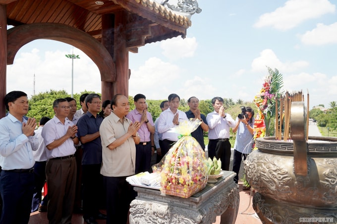 Thủ tướng Chính phủ Nguyễn Xuân Phúc và Đoàn công tác dâng hương, dâng hoa tại Di tích Thành cổ Quảng Trị. Ảnh: VGP