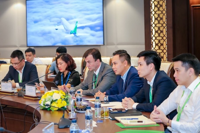 Ban lãnh đạo Hãng hàng không Bamboo Airways. Trong khuôn khổ buổi làm việc, các bên đã thảo luận, trao đổi nhiều thông tin quan trọng phục vụ cho hoạt động hợp tác đa phương, như tình hình hoạt động và kế hoạch trung, dài hạn của Bamboo Airways, lưu lượng khách thực tế trên các tuyến bay hiện tại nối Việt Nam và Mỹ, sự hỗ trợ của San Francisco và SFO đối với Hãng hàng không trong việc xúc tiến đường bay…