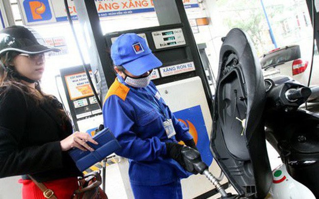 Từ 15h hôm nay 16/9, giá xăng E5RON92 về mức 19.114 đồng/lít; Xăng RON95 là 20.143 đồng/lít. (Ảnh minh họa)