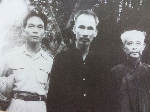 Chủ tịch Hồ Chí Minh, Đại tướng Võ Nguyên Giáp và Trưởng Ban Thường trực Quốc hội Bùi Bằng Đoàn tại Lễ phong quân hàm Đại tướng ngày 28/5/1948 ở ATK Định Hóa, Thái Nguyên. Ảnh tư liệu.