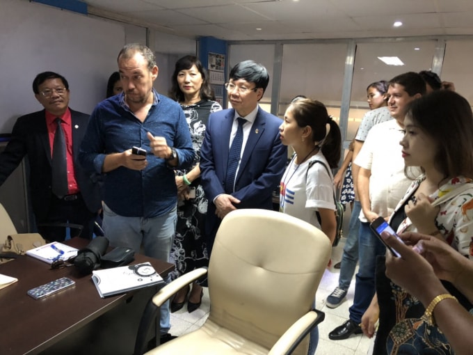 Đoàn đại biểu của Hội Nhà báo Việt Nam thăm trường Đại học Havana. Ảnh: Hòa Mi