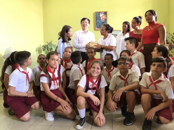 CHủ tịch Hội Nhà báo Hồ Quang Lợi chụp ảnh lưu niệm với trường Việt Nam Anh hùng. Ảnh: Hòa Mi