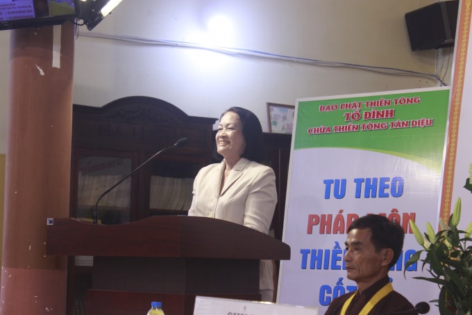 Phật tử Đỗ Thị Thanh Bình trình bày tham luận tại diễn đàn