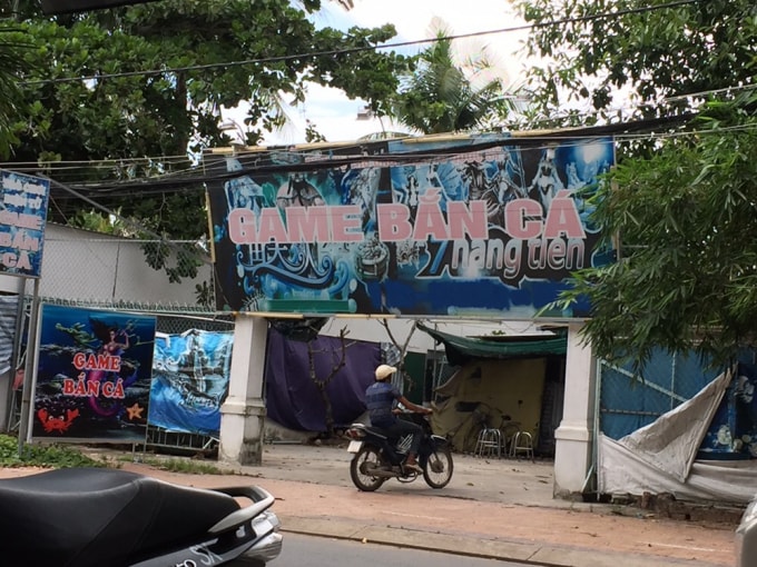 Đa số cơ sở game bắn cá đều sử dụng màng che kín bên ngoài và bố trí người canh gác.