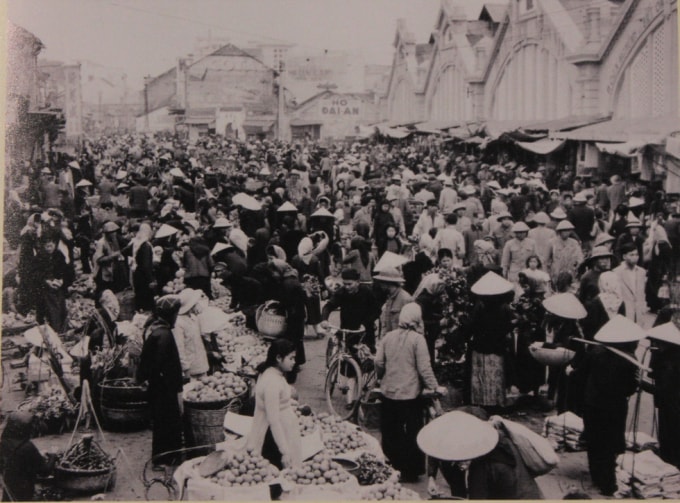 Phiên chợ Tết Đồng Xuân khoảng năm 1955. Nguồn: BTC