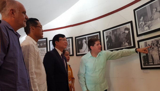 Đoàn đại biểu dự triển lãm ảnh Hồ Chí Minh và Cuba (Ảnh: Hòa Mi)