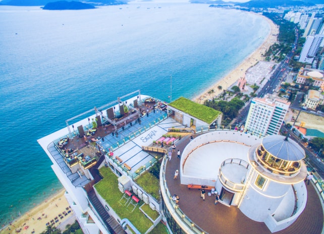 Skylight Club – quán bar sôi động bậc nhất và cũng nằm ở vị trí cao nhất Nha Trang, trên tầng thượng khách sạn Havana