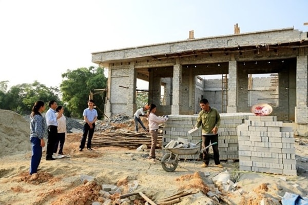 MTTQ xã Định Trung (TP Vĩnh Yên, tỉnh Vĩnh Phúc) giám sát quá trình thi công nhà văn hóa, đảm bảo chất lượng công trình. Ảnh: mattran.org.vn