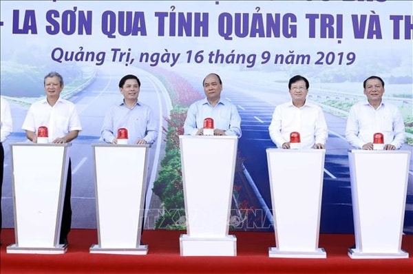Thủ tướng Nguyễn Xuân Phúc và các đại biểu thực hiện nghi thức khởi công đoạn tuyến cao tốc Cam Lộ - La Sơn. Ảnh: TTXVN