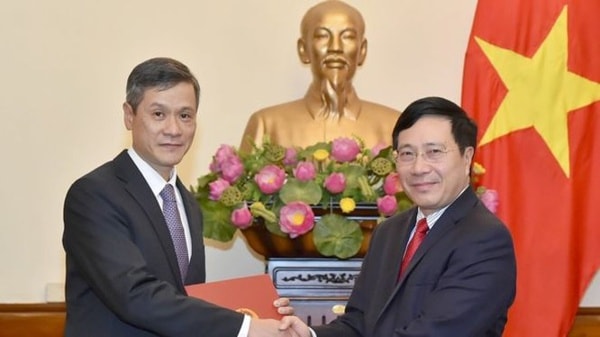 Ông Nguyễn Minh Vũ (trái) - tân Thứ trưởng Bộ Ngoại giao. Ảnh: TL