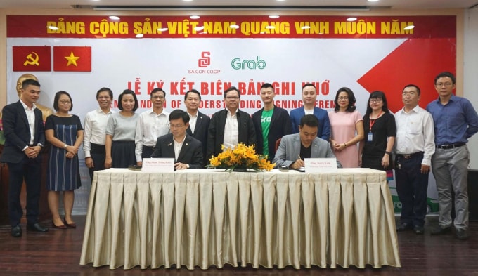 Đại diện lãnh đạo Saigon Co.op và Grab ký thỏa thuận hợp tác chiến lược - ảnh : K.Đ.N