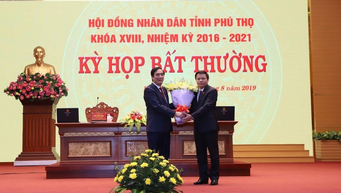 Ông Phan Trọng Tấn (phải) nhận hoa chúc mừng từ bí thư tỉnh uỷ Phú Thọ sau khi trúng cử.