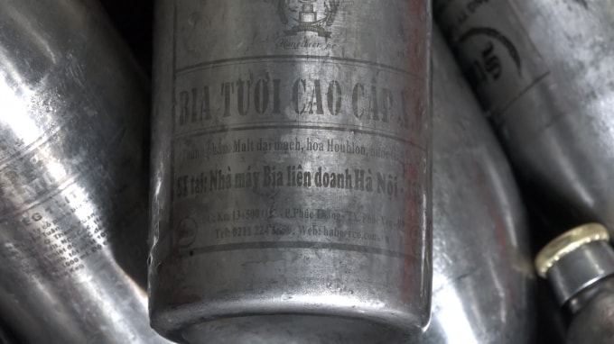 Tại đây cơ quan chức năng phát hiện và thu giữ nhiều vỏ keg bia của các hãng bia nổi tiếng, Ảnh Hà Long.